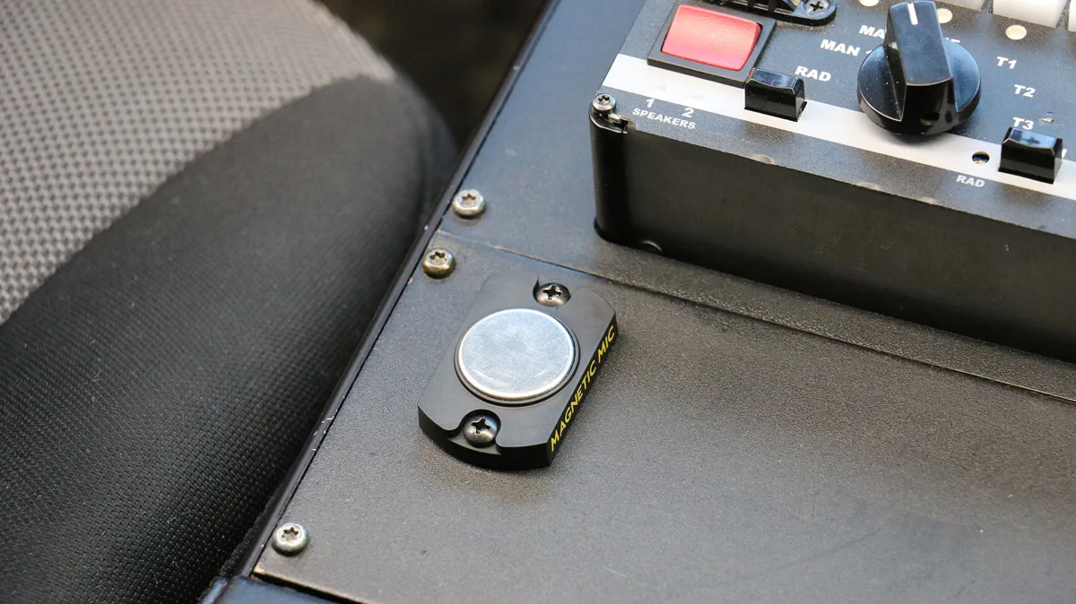 Base aimantée vissée sur la console