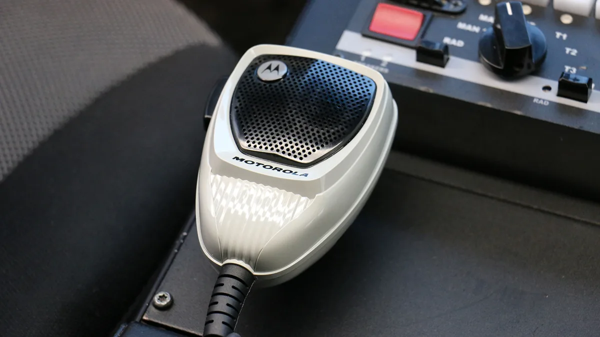 Micro de radio retenu par le support aimanté Magnetic Mic dans un véhicule